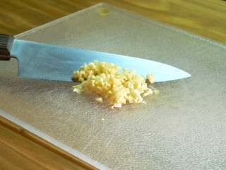 нарізаємо часник