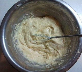 додаємо в бананову суміш манну крупу