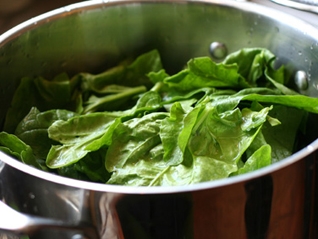 викладаємо шпинат у окріп