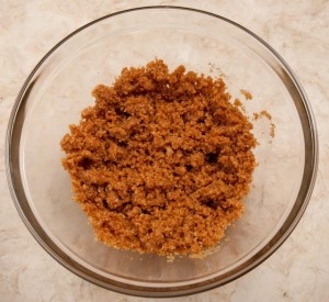 висипаємо крихти печива в миску