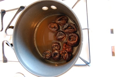 запарюємо і наполягаємо чорнослив