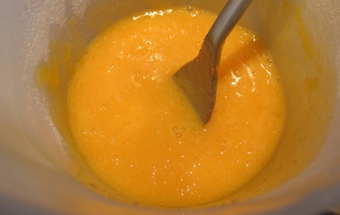 збиваємо жовтки