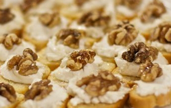 викладаємо поверх канапе горіх