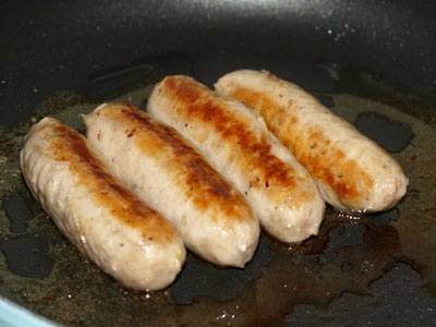 ковбаса на сковороді
