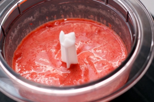 заморожена полуниця в блендері