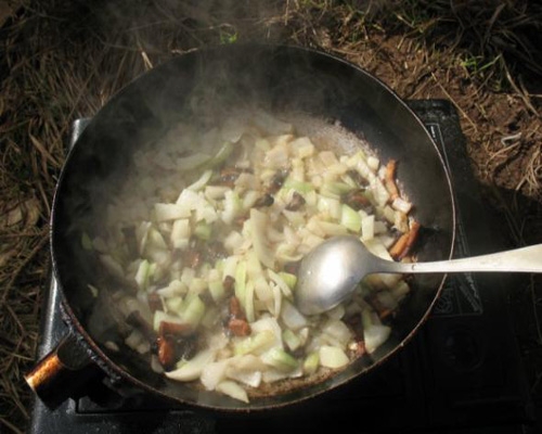 цибулю на сковороді