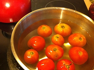заливаємо помідори окропом
