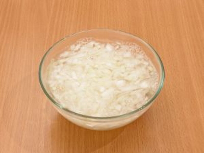 замочуємо цибулю в окропі