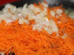 подрібнюємо цибулю і морквину