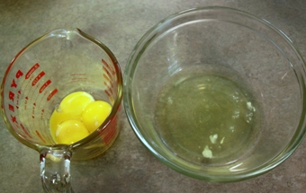 відокремлюємо білок від жовтка