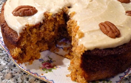 прикрашаємо пісний морквяний пиріг кремом і горіхами