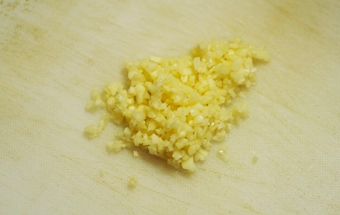 подрібнюємо часник