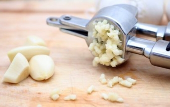 подрібнюємо часник