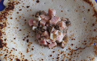 викладаємо начинку на млинець