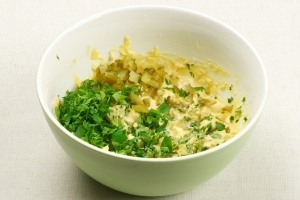 додаємо огірки і зелень