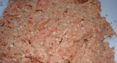 Змішуємо фарш з цибулею і часником