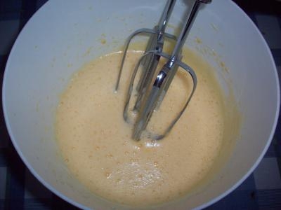 збили яйце з цукром і борошном