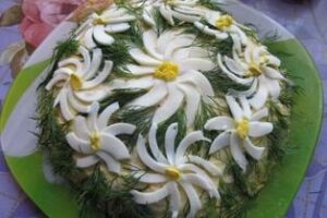 М&;ясний салат "Ромашка" з сиром і яйцем