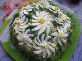 М'ясний салат Ромашка з сиром і яйцем