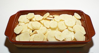 викладаємо картоплю в форму