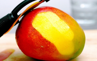 очистити манго від шкірки