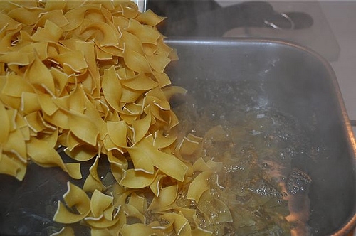 додаємо макарони в каструлю