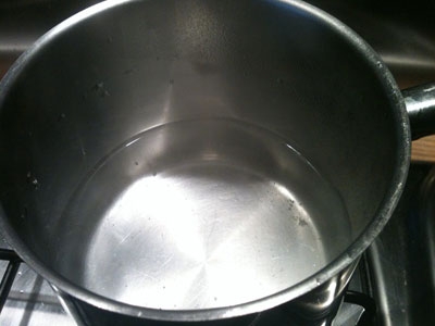 вода в сотейнику