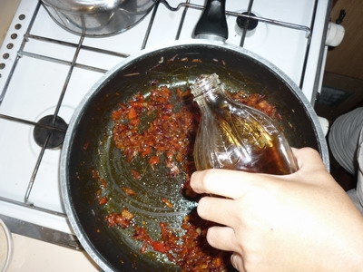 оцет в сковороді