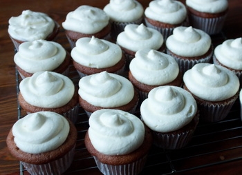 змащуємо капкейки кремом