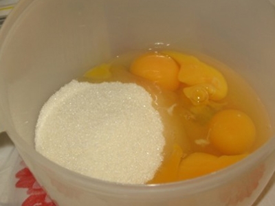 Збиваємо яйця з цукром
