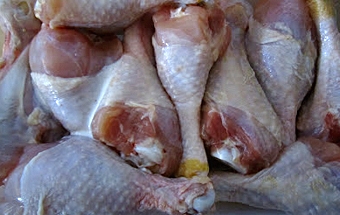 промиваємо під водою курячі гомілки