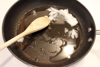 кокосове масло на сковороді