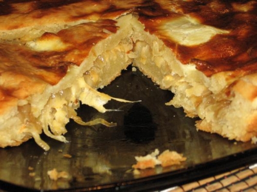 Готовий цибульний пиріг