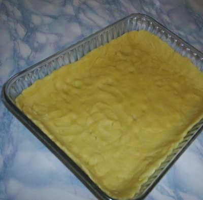 Викладаємо тісто на деко