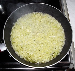 пасеруємо Цибулю з невеликою кількістю оливкової олії