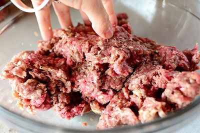 фарш в мисці