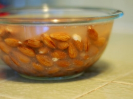 замочуємо мигдаль