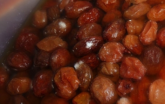 промиваємо родзинки під водою