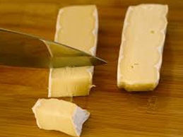 нарізаємо на шматочки сир Брі