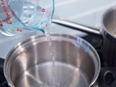 вода в сотейнику