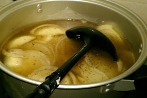 лук в бульйоні