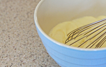 збиваємо яйця з вершками