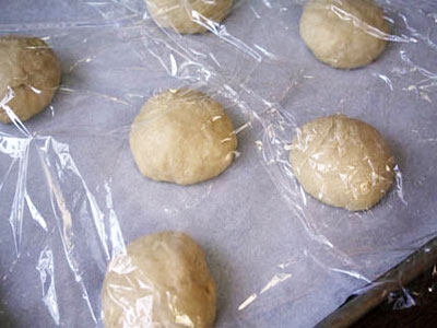 булки під плівкою