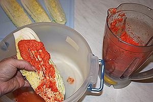 Кожен шматочок капусти змащуємо маринадом