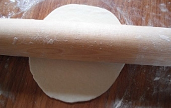 розкачуємо корж качалкою