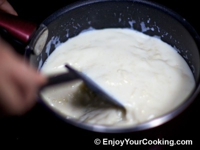 додаємо в масу сіль за смаком