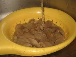 поміщаємо варені гриби на друшляк