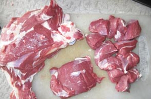 Нарізаємо м'ясо на шматочки