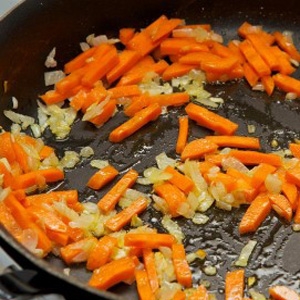 цибулю і моркву на сковороді