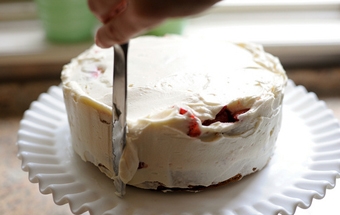 обмазуємо сметанним кремом верх торта і бічні сторони